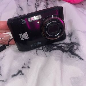 *BRAND NEW* kodak pixpro fz45 (batteries included) color black.